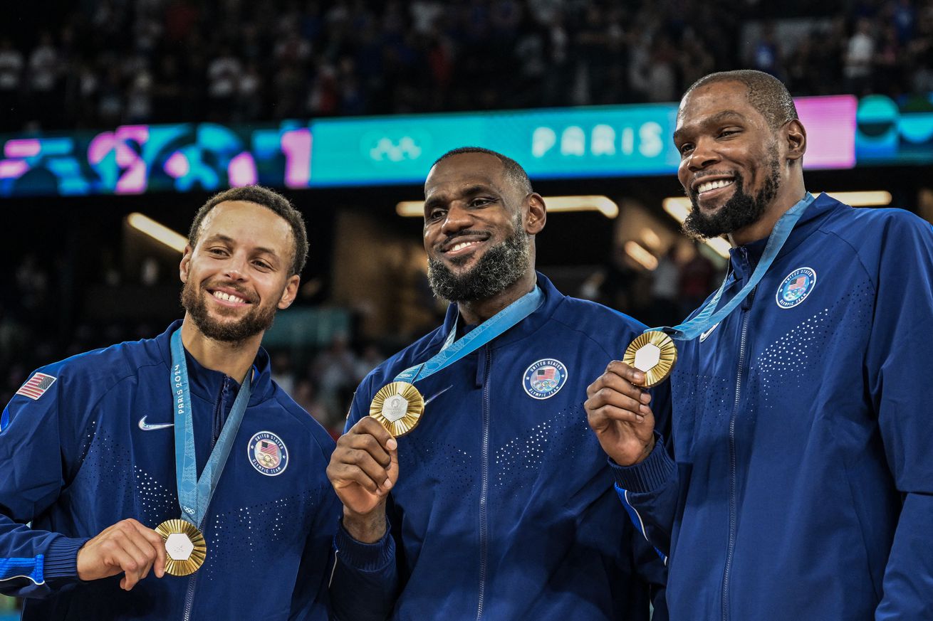 TOPSHOT-BASKETBALL-OLY-PARIS-2024-FRA-USA-MEDALS