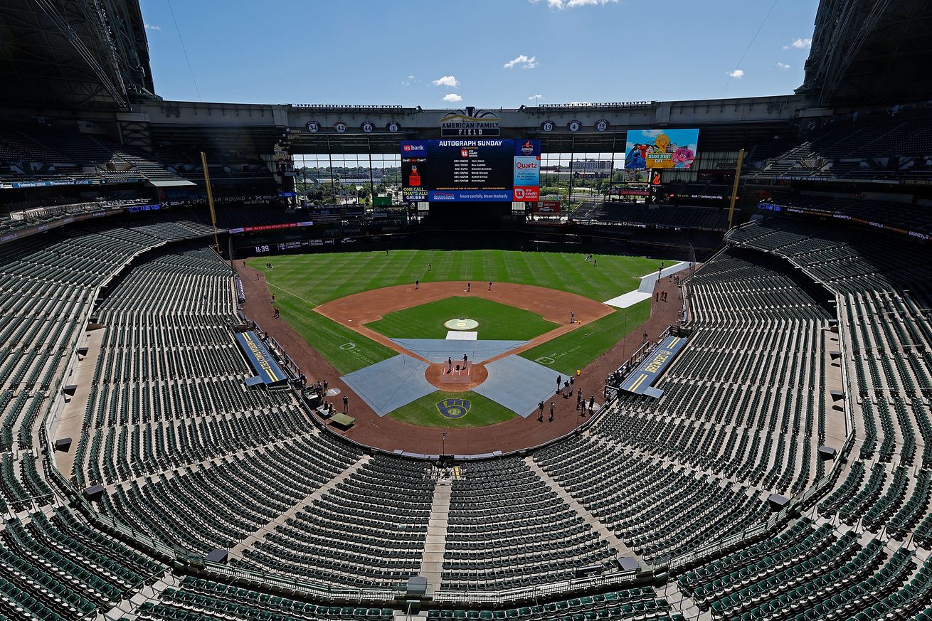 Cincinnati Reds v Milwaukee Brewers