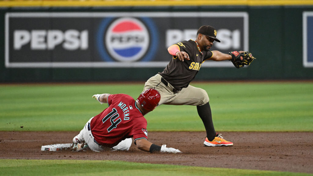 Padres score 5 runs in 9th inning, Diamondbacks' postseason hopes take hit