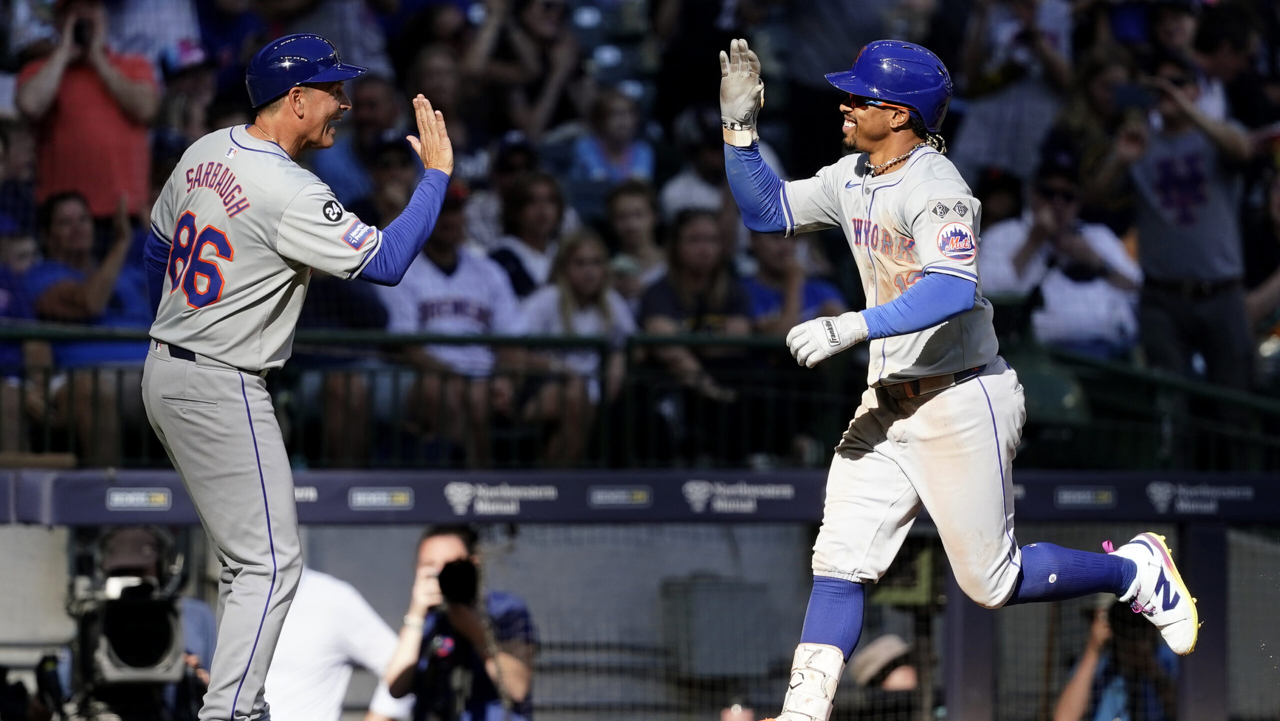 Mets blank Brewers, need one win vs. Braves to clinch Wild Card berth