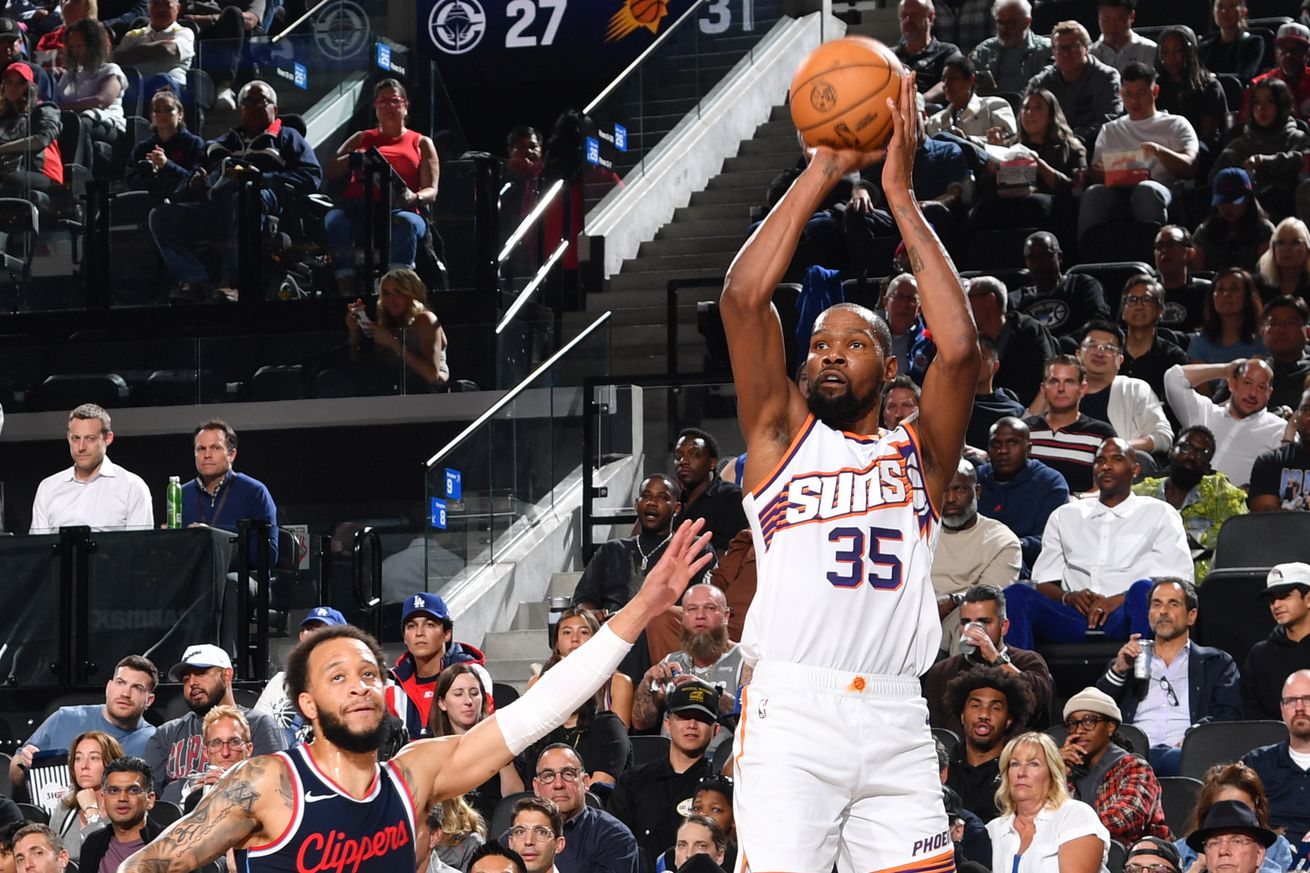 Phoenix Suns v Los Angeles Clippers