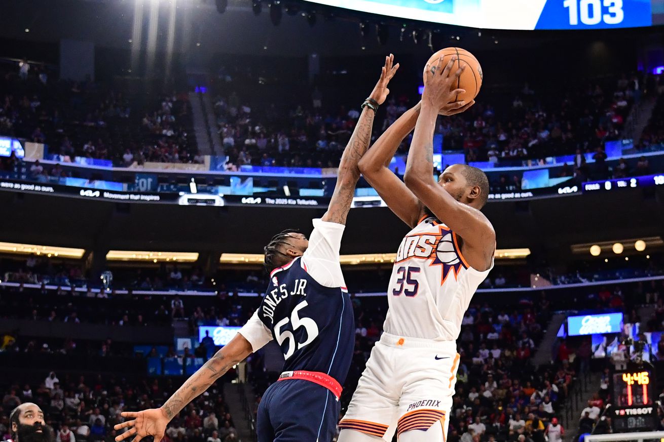 Phoenix Suns v Los Angeles Clippers