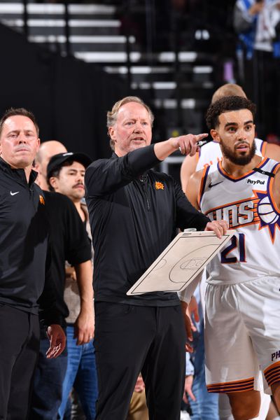 Phoenix Suns v Los Angeles Clippers