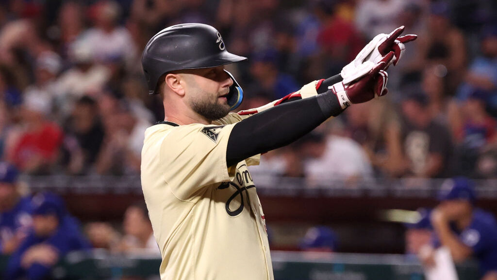 Diamondbacks extend qualifying offer to Christian Walker, per report