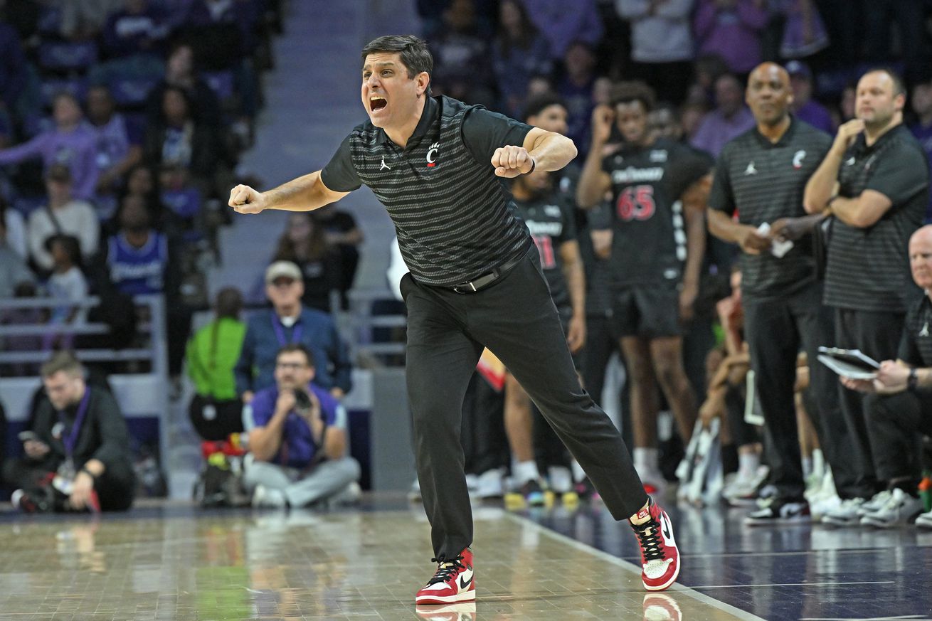 arizona-wildcats-mens-basketball-cincinnati-bearcats-preview-interview-stats-prediction-big12-2025