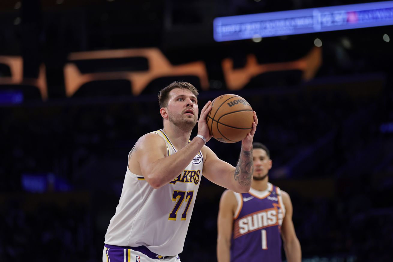 Phoenix Suns v Los Angeles Lakers